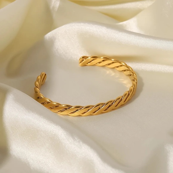 ◾️18K Gold Plated Twisted Open Bangle Cuff Bracelet - Picture 7 of 10